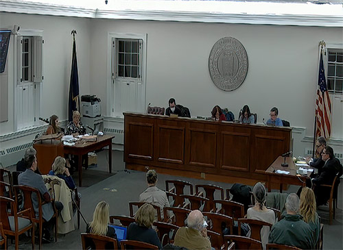 Few residents showed up at last night’s planning board meeting to register their concern about greenlighting Richard Gere’s 130-foot Verizon monopole. The town of Bedford is known for it’s wealthy celebrities such as Ralph Lauren, Blake Lively, Ryan Reynolds and Matt Damon. Just up the road in Katonah are residents Martha Stewart and George Soros.