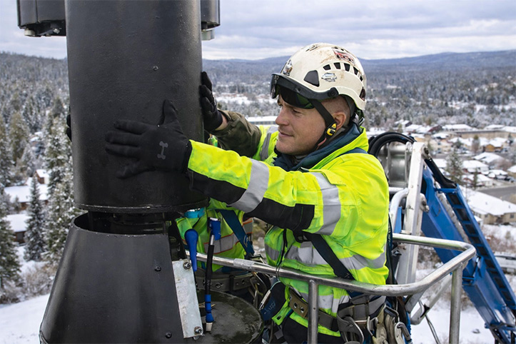 AT&T’s fourth-quarter outlook points to continued wireless network modernization and spectrum deployment, a multi-year investment posture that is expected to translate into steady macro-tower modification and integration work rather than a broad new-build cycle.